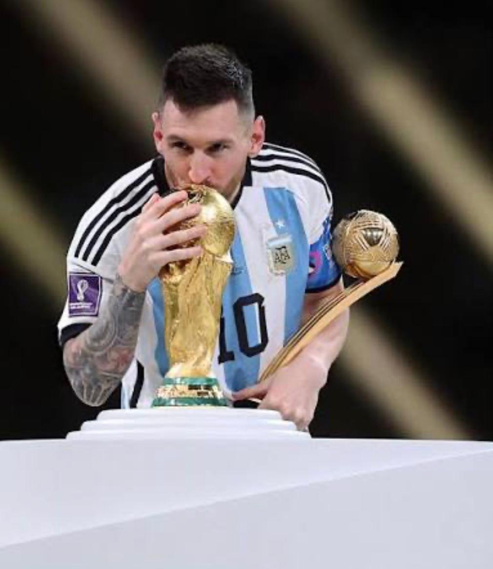 Lionel Messi kissing the World Cup trophy